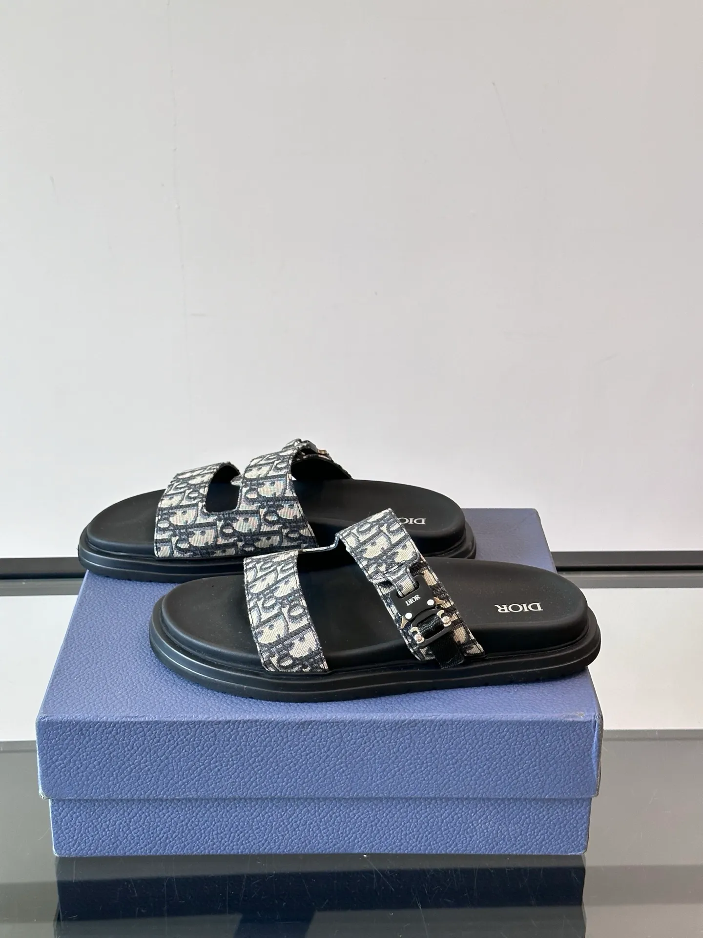 Factory price: 300💰Dior Aqua men's sandals and slippers. Showcasing Dior haute couture design. The Dior gray suede strap is accented with an aluminum Dior buckle for added style. Paired with a comfortable tonal notch sole, they pair easily with shorts or jeans for a sophisticated look. Main body: suede cow leather, technical fabric lining: cow leather, with adjustable straps, aluminum Dior buckle, Dior gray EVA insole, tonal notch rubber outsole splicing structure👌👌 size: 38-44 (45.46 customized)
